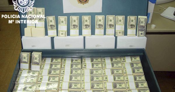 Foto: La policía interviene un baúl con 126 fajos de billetes falsificados a los cabecillas de la denominada estafa de las 'cartas nigerianas'. (EFE)