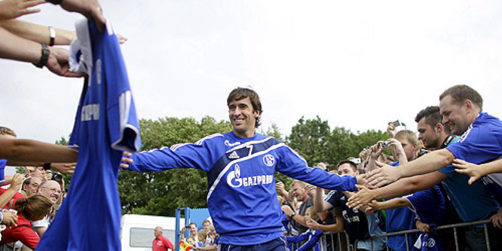 Foto: La afición del Schalke exige a los dirigentes la renovación de contrato de Raúl