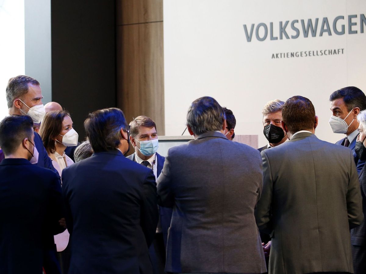 Foto: El rey Felipe VI (i) junto al presidente del Gobierno, Pedro Sánchez (d), conversan con un grupo de directivos durante la visita a la fábrica de SEAT en Martorell. (EFE)
