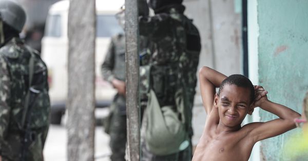 Foto: Un niño en una favela de Río de Janeiro durante un operativo del Ejército. (EFE)