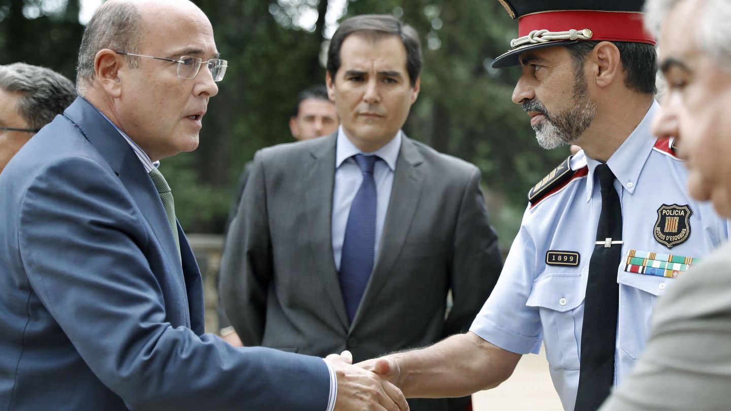 Diego Pérez de los Cobos (i), saluda al exmayor de los Mossos d'Esquadra, Josep Lluis Trapero (d). (EFE)