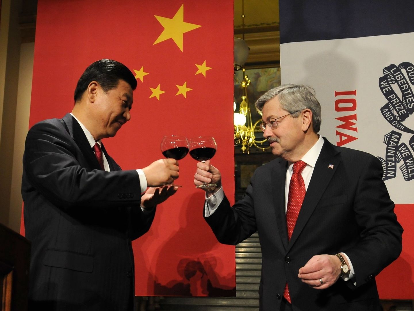 Xi Jinping brinda con Terry Branstad, gobernador de Iowa, en 2012. (EFE)