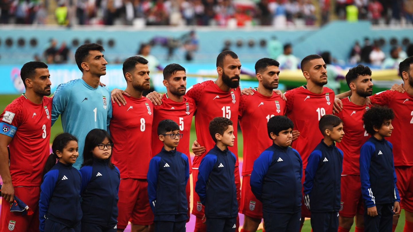 Los jugadores de Irán no cantaron el himno de su país en su primer partido (EFE EPA/Neil Hall) 