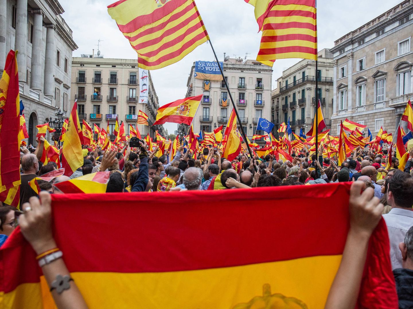 Banderas españolas inundan la plaza Sant Jaume de Barcelona. (David Brunat)