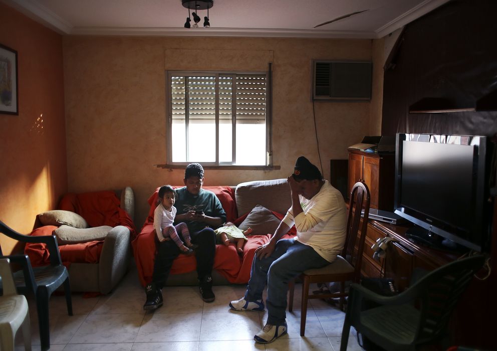 Foto: Una familia en su vivienda de Madrid (Reuters)