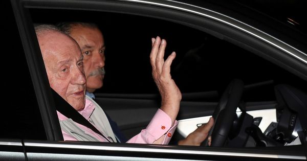 Foto: El rey Juan Carlos a su llegada a la clínica Quirón. (EFE)