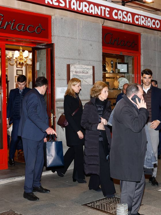 La reina Sofía y la infanta Cristina, en la puerta de Casa Ciriaco. (Gtres)