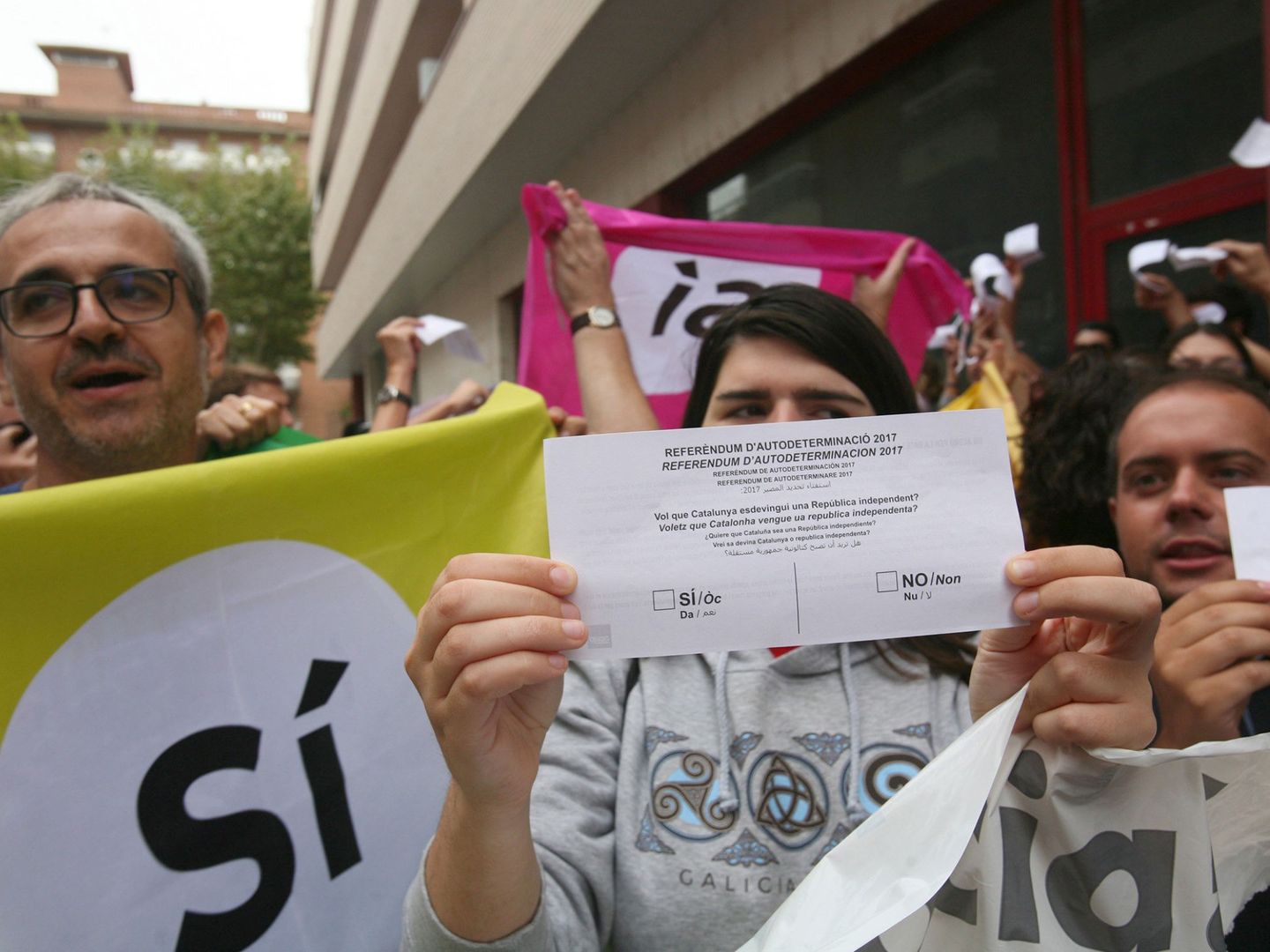 Un grupo de personas se manifiesta en la sede del semanario El Vallenc. (EFE)