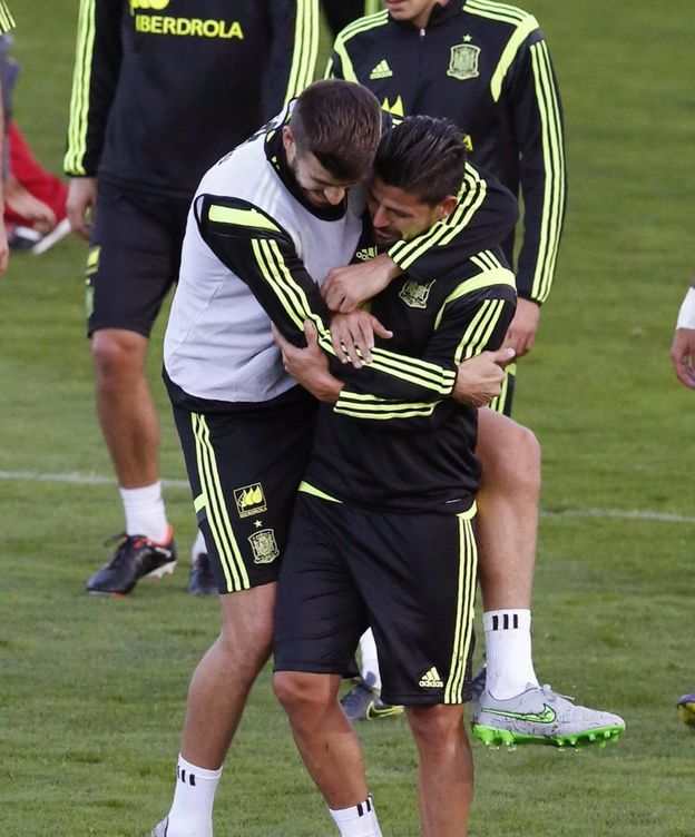 Foto: Piqué y Nolito se abrazan en el entrenamientos (Efe)