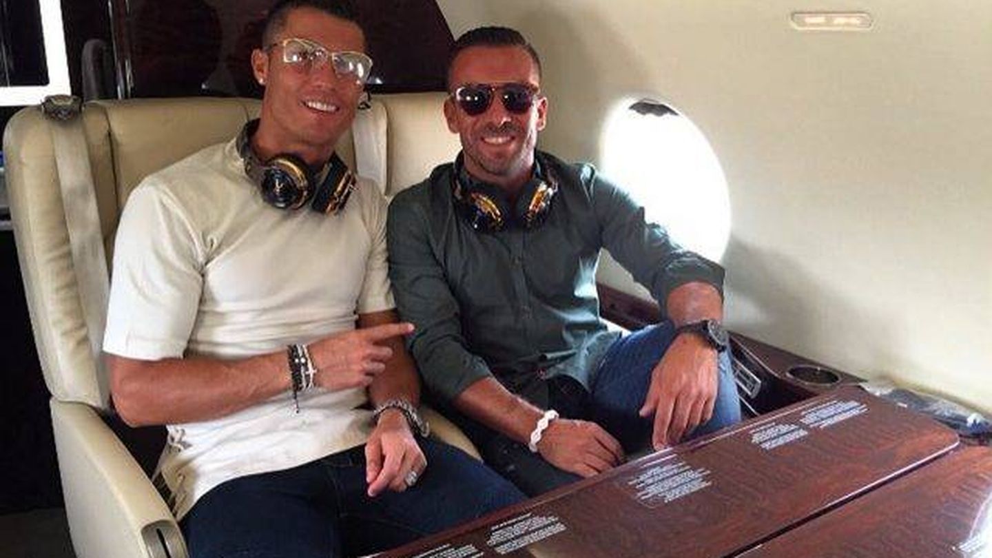 Cristiano Ronaldo en su jet. (Twitter)