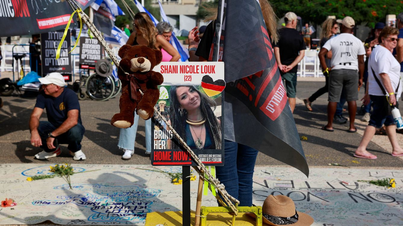 Foto: Una foto de Shani Nicole Louk, durante una manifestación de familiares y simpatizantes de los rehenes retenidos en Gaza. (Reuters/Ammar Awad)