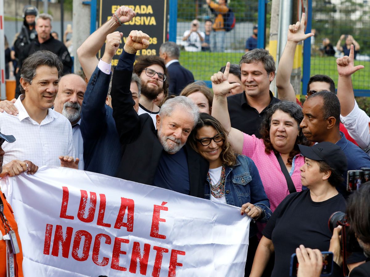 Foto: El expresidente de Brasil, Luiz Inácio Lula da Silva, se fotografía con sus seguidores a la salida de prisión. (Reuters)