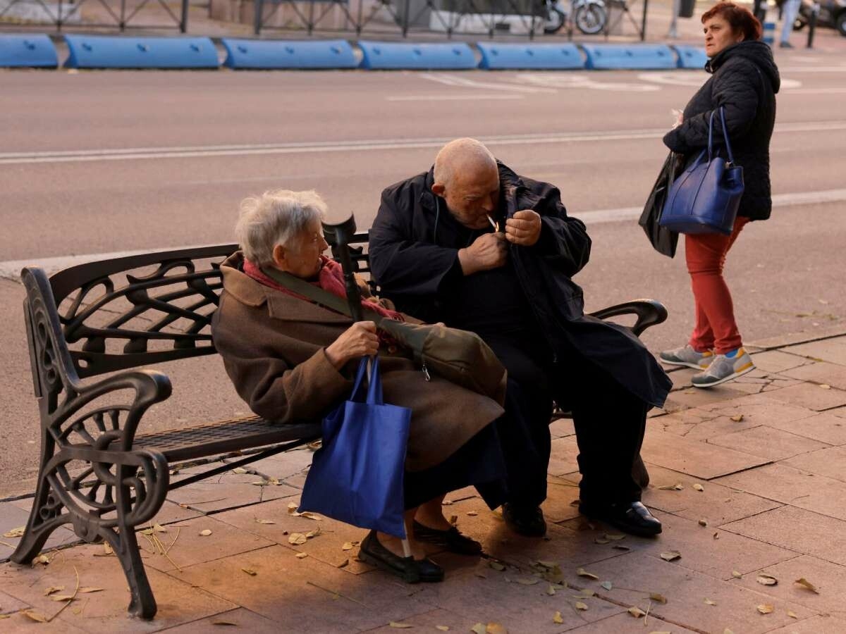 Foto de                                         Miserias de la longevidad: España mira a Japón para sostener a tanto anciano                    