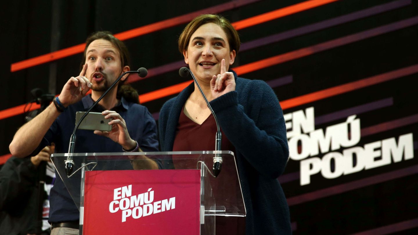 Pablo Iglesias y Ada Colau, en un acto de campaña en 2015. (EFE/Toni Albir)
