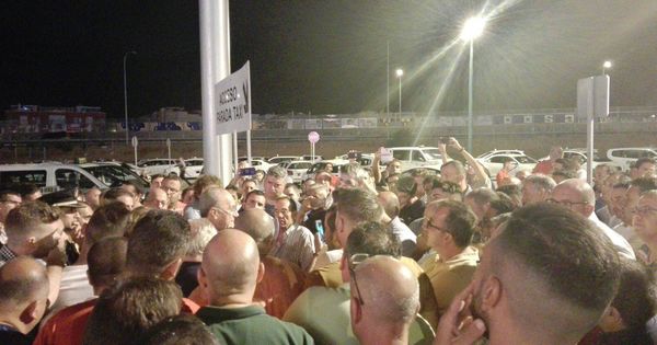 Foto: Los taxistas se reúnen con el alcalde de Málaga, Francisco de la Torre. (@pacodelatorrep)