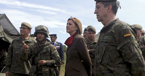 Foto: La ministra de Defensa, María Dolores de Cospedal, junto al jefe del Estado Mayor del Ejército de Tierra, el general Jaime Domínguez Buj (D). (EFE)