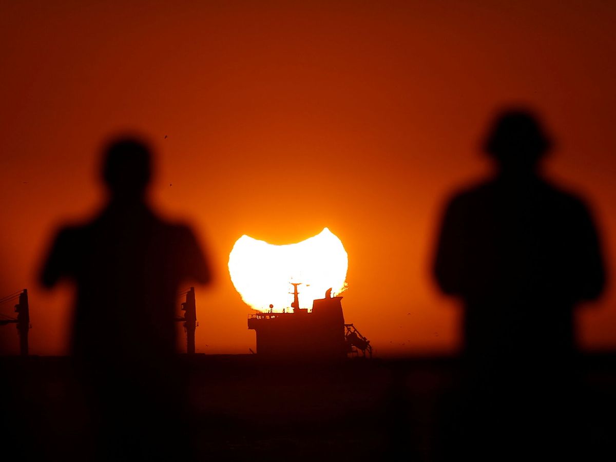 Foto: Eclipse solar parcial captado en el atardecer de Viña del Mar, Chile. (Reuters/Rodrigo Garrido)