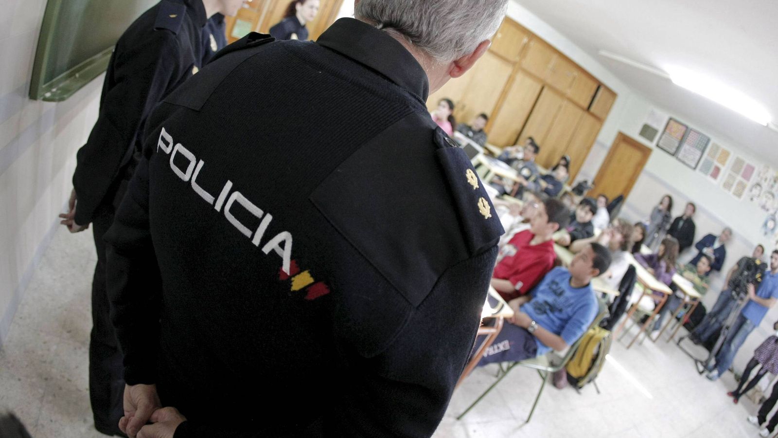 Foto: Agentes de la Policía Nacional, en un colegio, en una imagen de archivo (EFE)