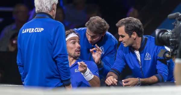 Foto: Rafa Nadal y Roger Federer aconsejan a Fabio Fognini ante la presencia de Björn Borg. (EFE)