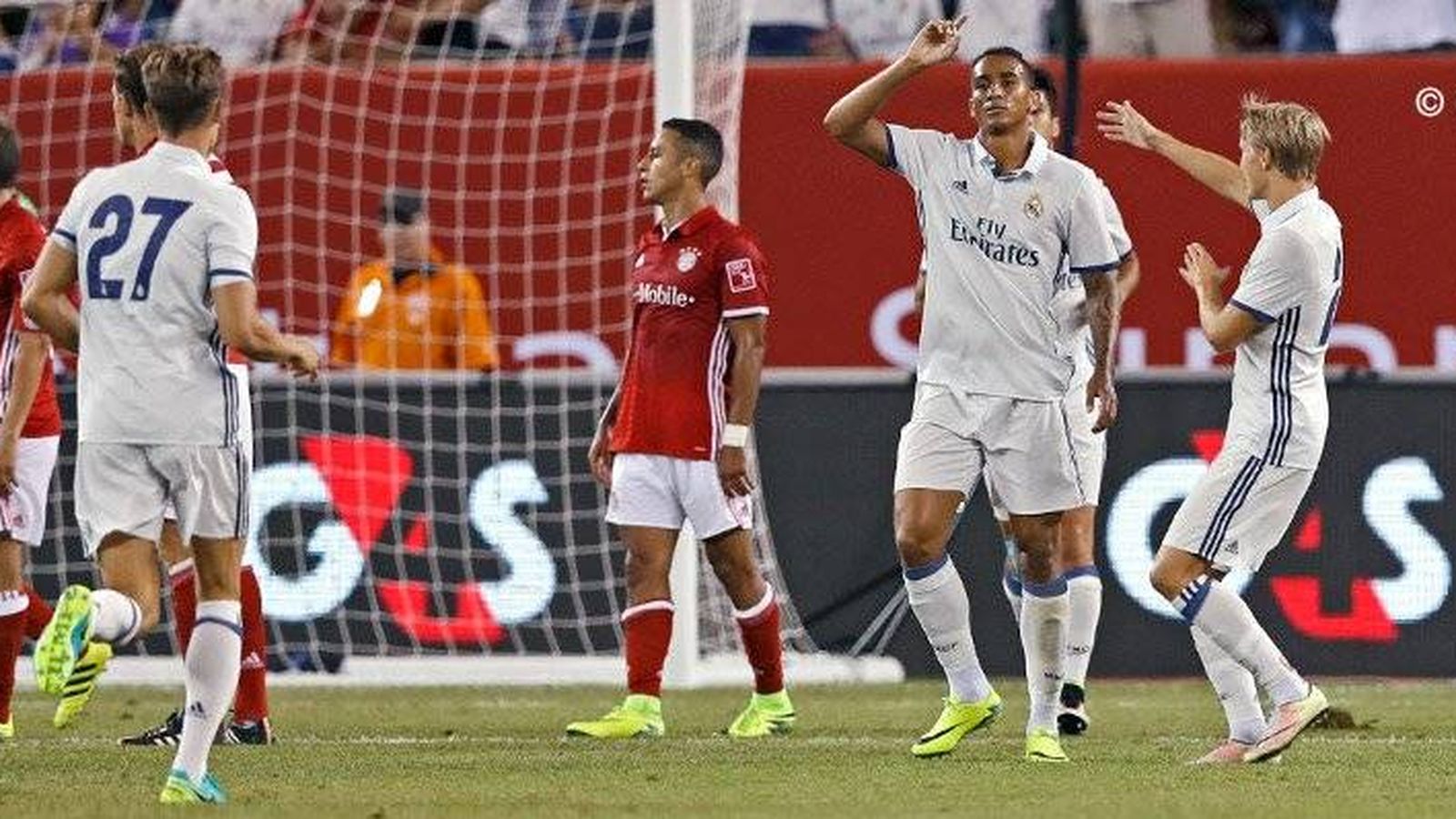 Foto: Danilo celebra su gol junto a Odegaard y Llorente (@RealMadrid).