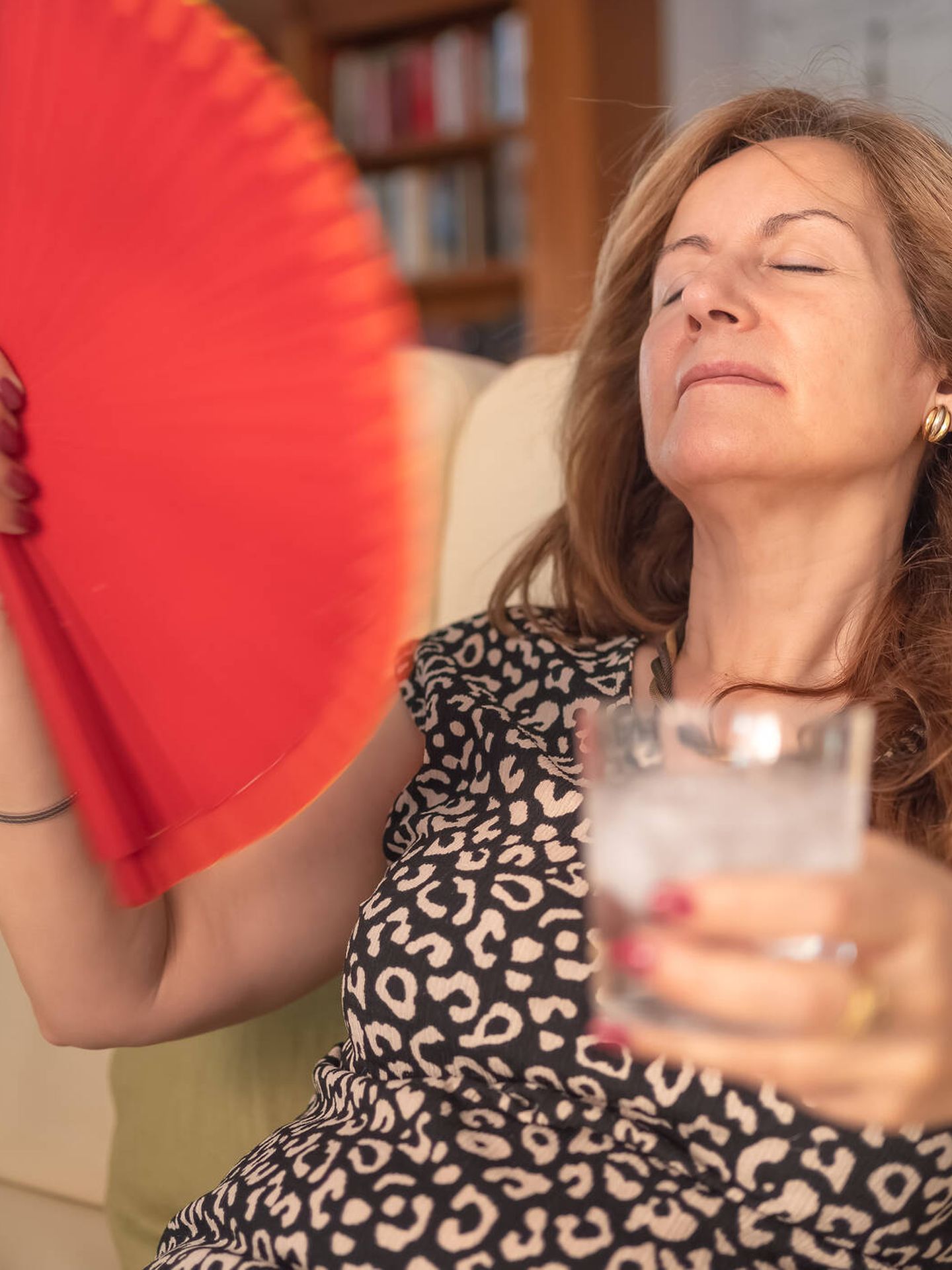 Los sofocos es uno de los síntomas más frecuentes durante la menopausia (iStock)