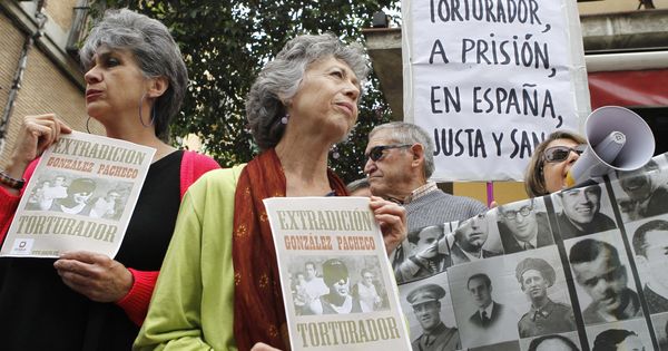 Foto: Victimas del franquismo durante una manifestación para solicitar la extradición de González Pacheco a Argentina | EFE