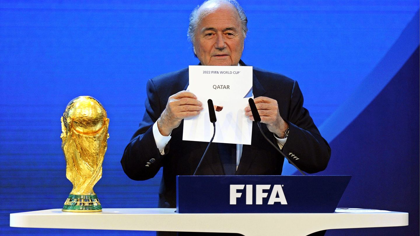 Blatter anuncia que Qatar acogerá el Mundial, en 2010. (EFE/Walter Bieri)