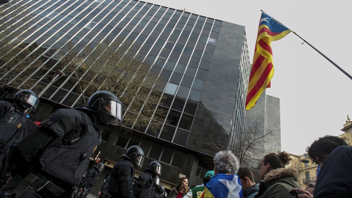 Manifestación en las inmediaciones de la Delegación del Gobierno en Cataluña. (EFE) 