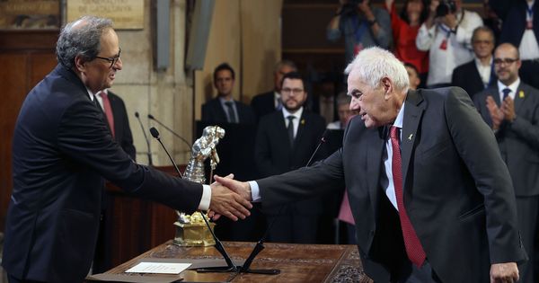 Foto: El 'conseller' de Acción Exterior, Ernest Maragall, saluda al presidente de la Generalitat, Quim Torra. (EFE)