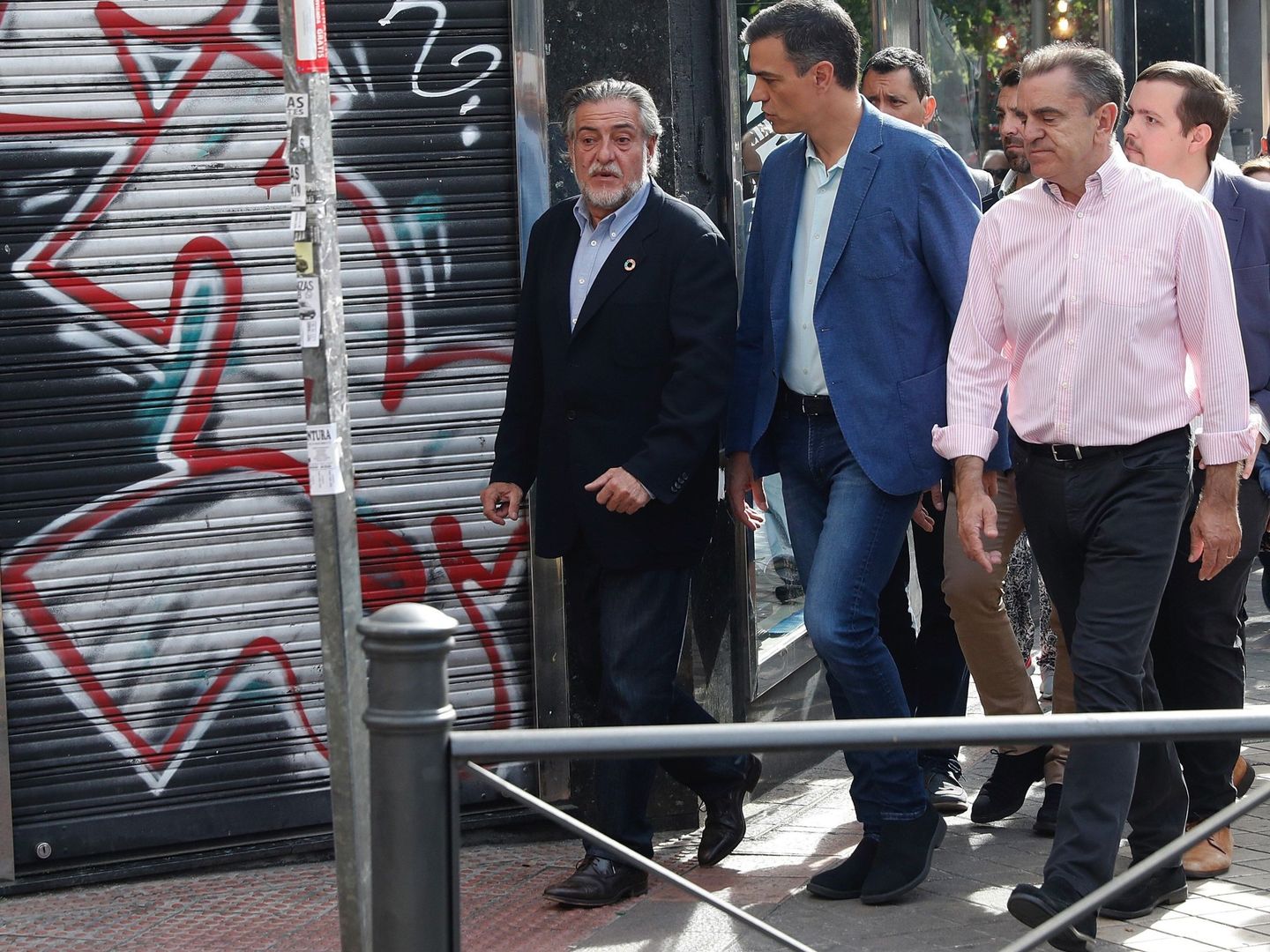 Pedro Sánchez, con Pepu Hernández y José Manuel Franco, este jueves en Usera. (EFE)