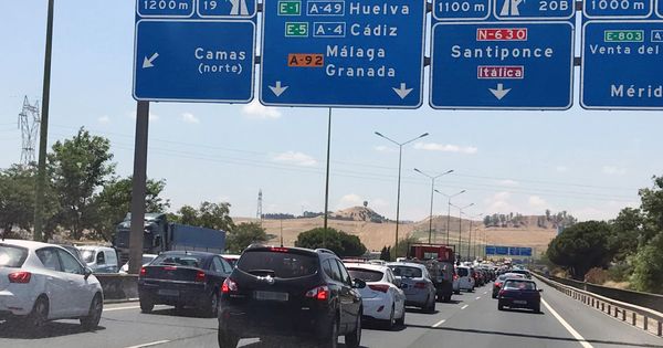 Foto: Imagen de archivo del tráfico a la salida de Sevilla. (EFE)