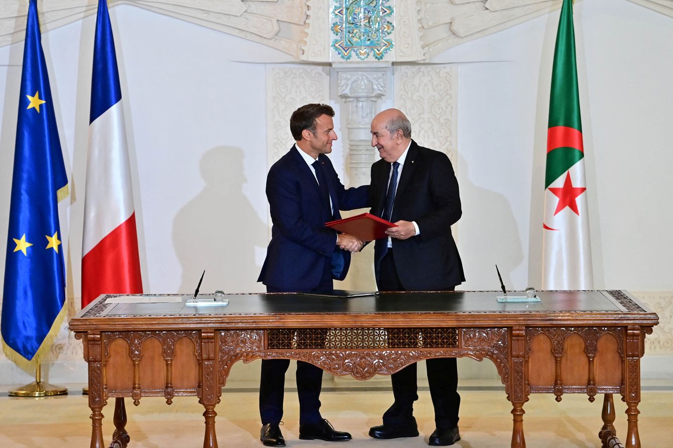El presidente de Argelia, Abdelmadjid Tebboune, con el presidente de Francia, Emmanuel Macron. (Reuters)