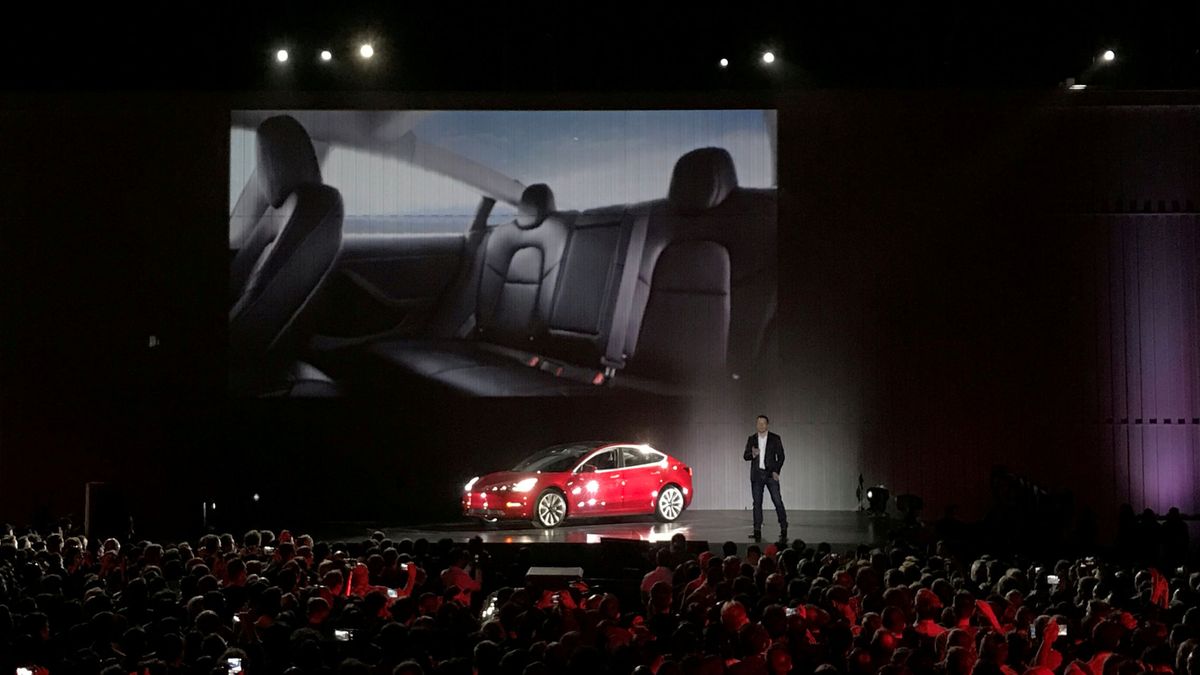 Por qué Volkswagen y Renault pueden ganar a Tesla la batalla del coche eléctrico