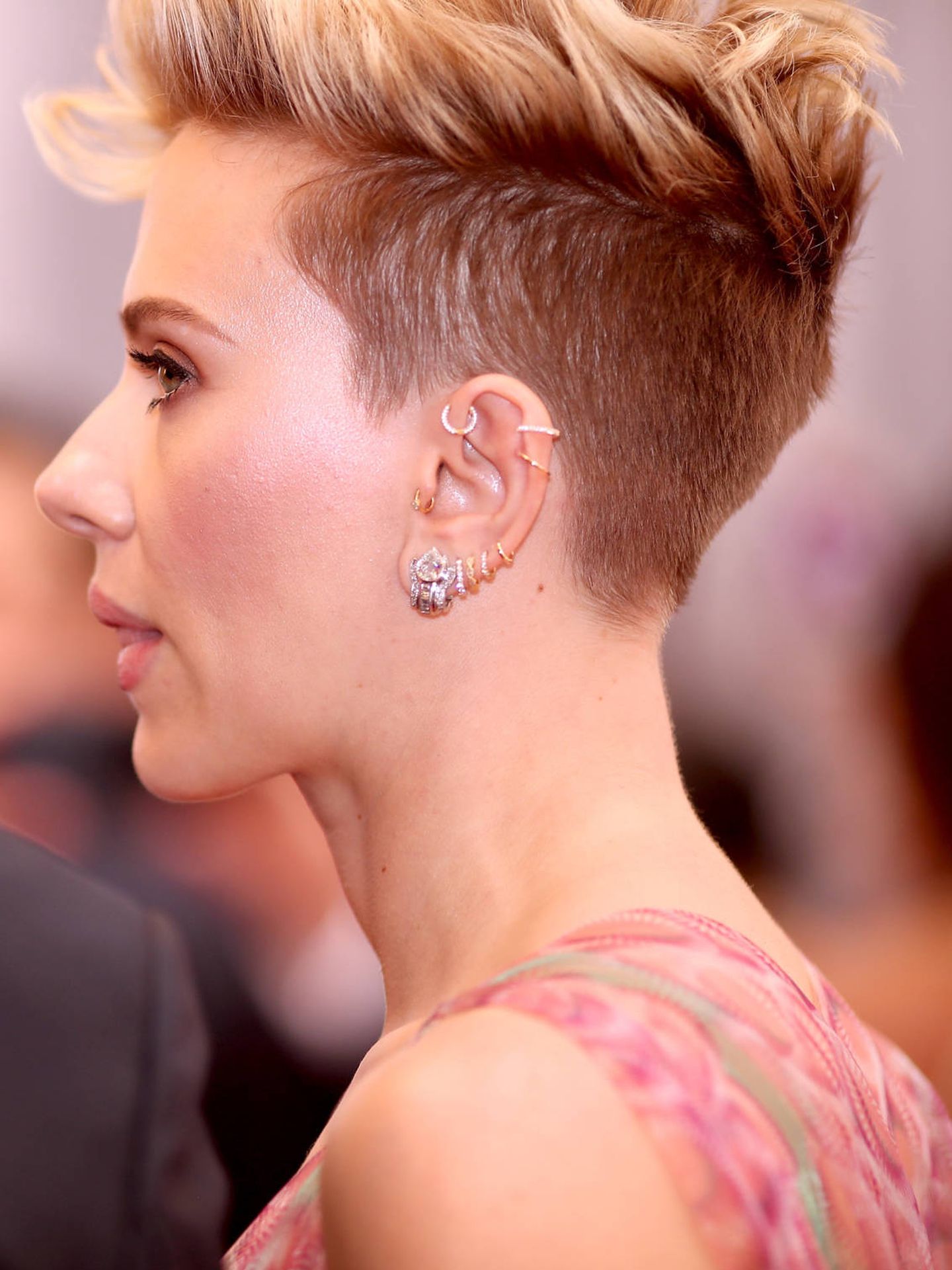 Las orejas de Scarlett Johansson tienen casi todos los piercings... ¿Se hará el del outer conch? (Getty)