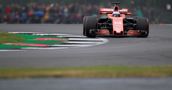 Foto: Alonso, sorteando las enlazadas de Silverstone. (Reuters)
