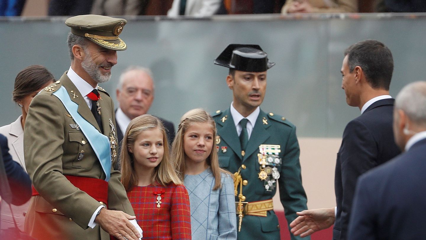 El rey Felipe y sus hijas, la princesa Leonor y la infanta Sofía, en el desfile de la Fiesta Nacional. (EFE)