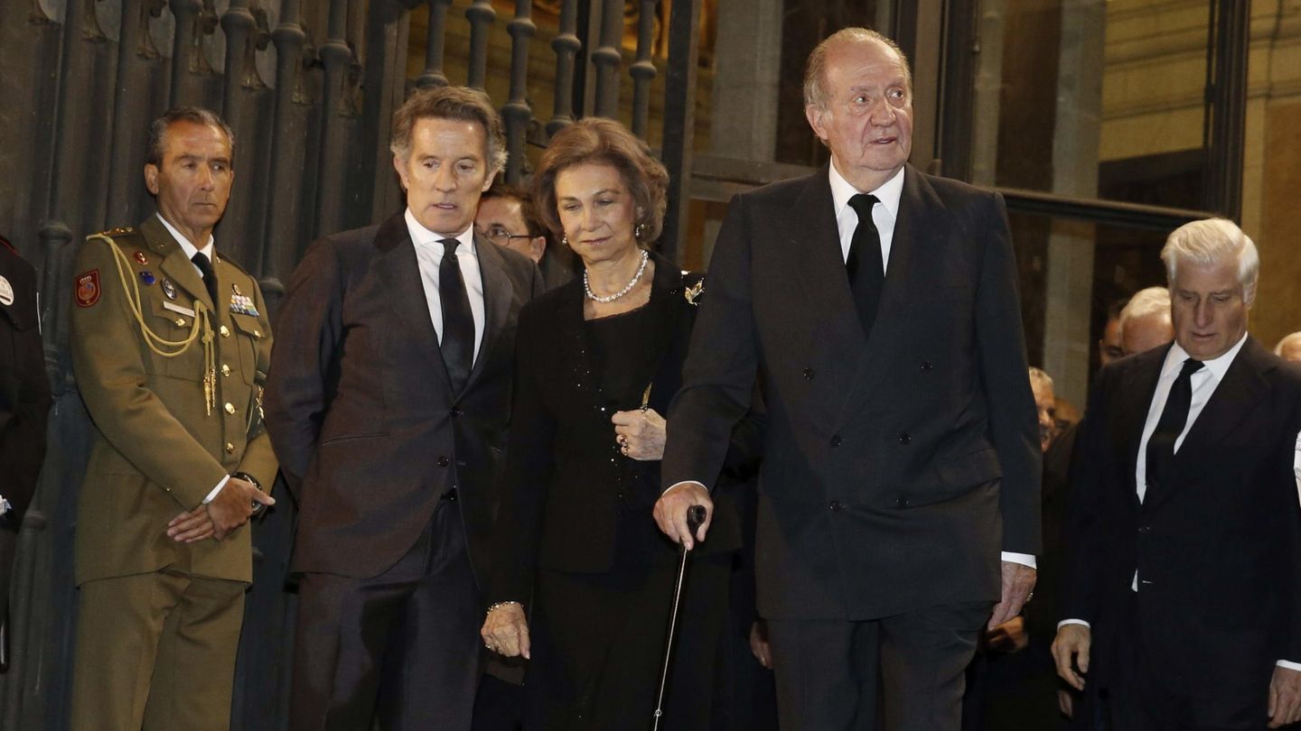 El rey Juan Carlos y la reina Sofía, junto a Alfonso Díez en el funeral de la duquesa de Alba. (EFE/Kiko Huesca)