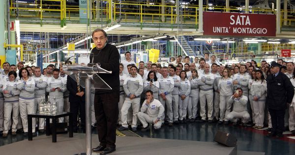 Foto: El director ejecutivo de Fiat Sergio Marchionne habla a los trabajadores de la fábrica de la firma en Melfi, en diciembre de 2012. (Reuters)