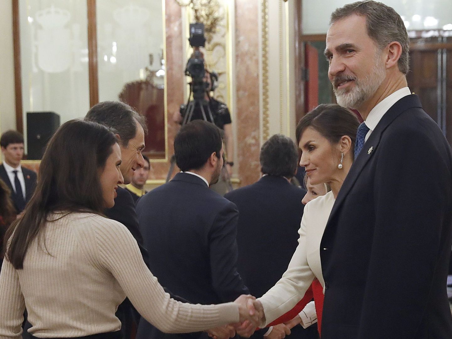 La reina Letizia, junto a Felipe VI, saluda a la ministra de Igualdad, Irene Montero (EFE)
