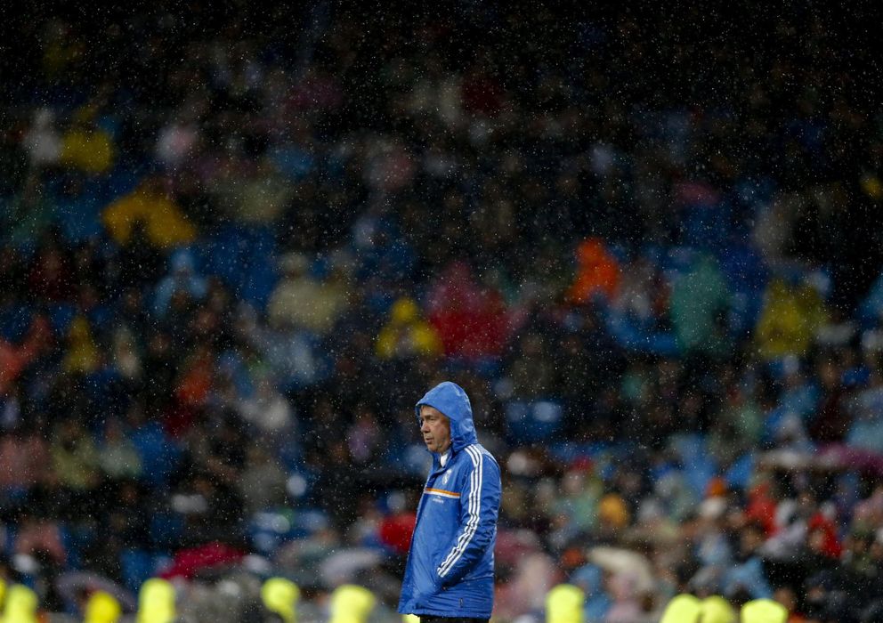 Foto: Ancelotti, aguanta la lluvia en el área técnica bajo un extraño ambiente.