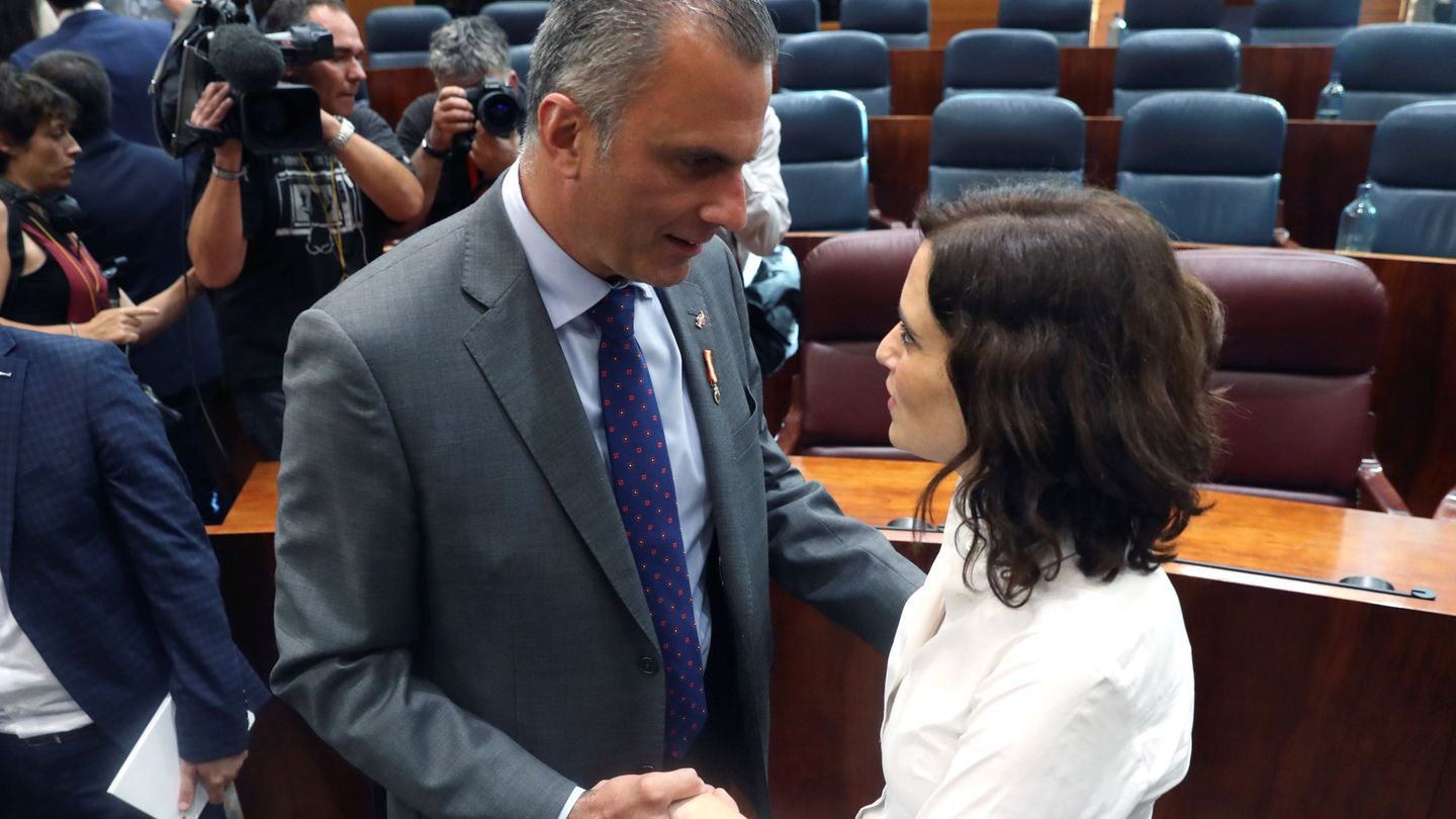 La nueva presidenta de la Comunidad de Madrid, Isabel Díaz Ayuso, recibe la felicitación del secretario general de Vox, Javier Ortega Smith. (EFE)