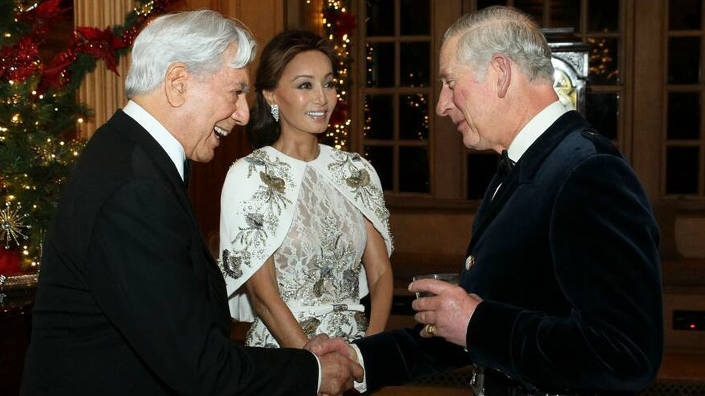 Vargas Llosa, Isabel Preysler y el príncipe Carlos. (Cortesía)