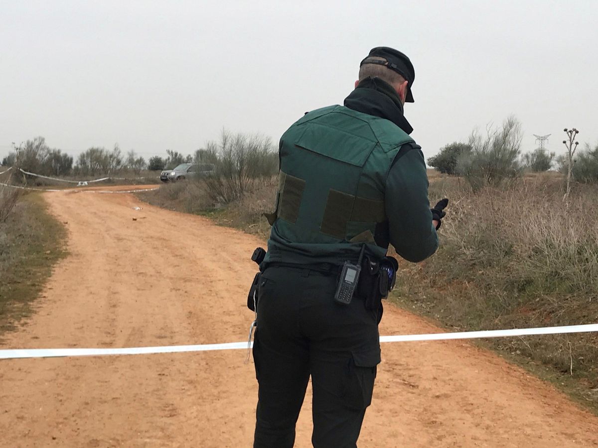 Foto: La Guardia Civil continúa investigando sobre el terreno donde la hallaron. (EFE)