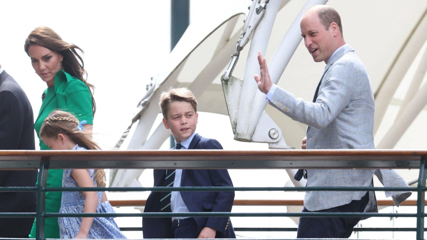 Los príncipes de Gales, con sus hijos George y Charlotte en Wimbledon. (Cordon Press)