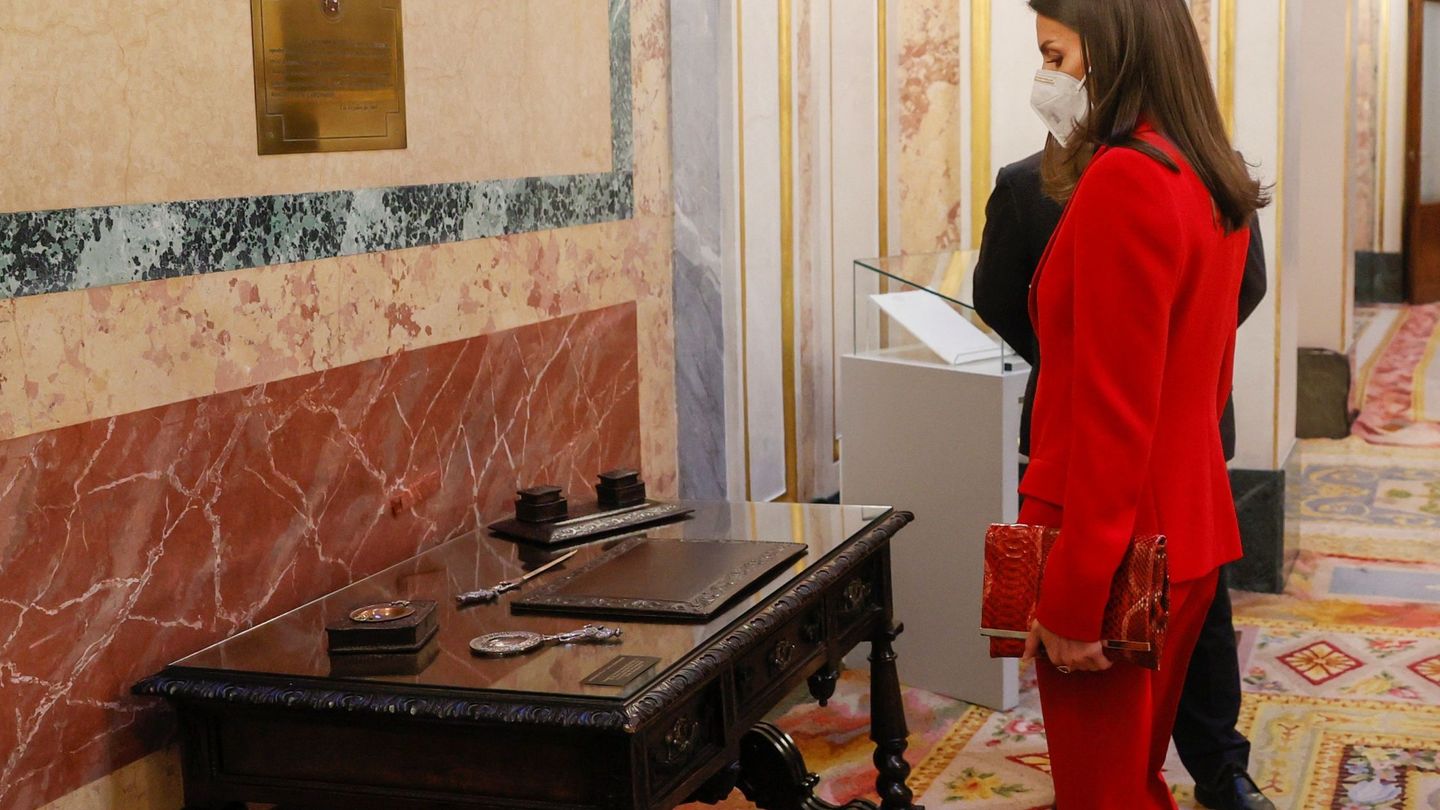 La reina Letizia observa el antiguo escritorio de Clara Campoamor. (EFE)