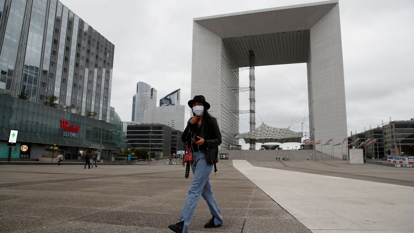 Una mujer camina en el distrito financiero de La Defense. (Reuters)