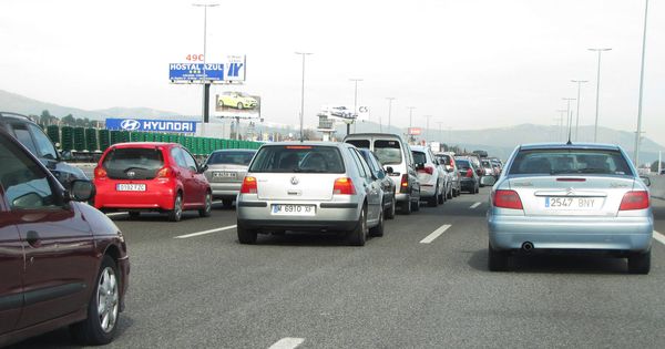 Foto: Cualquier sábado en la A1, a la altura del circuito del Jarama, el tráfico es un caos al pasar de cinco a dos carriles.