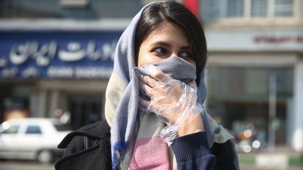 Heces de burra y alcohol: Irán se enfrenta al coronavirus con estos polémicos remedios