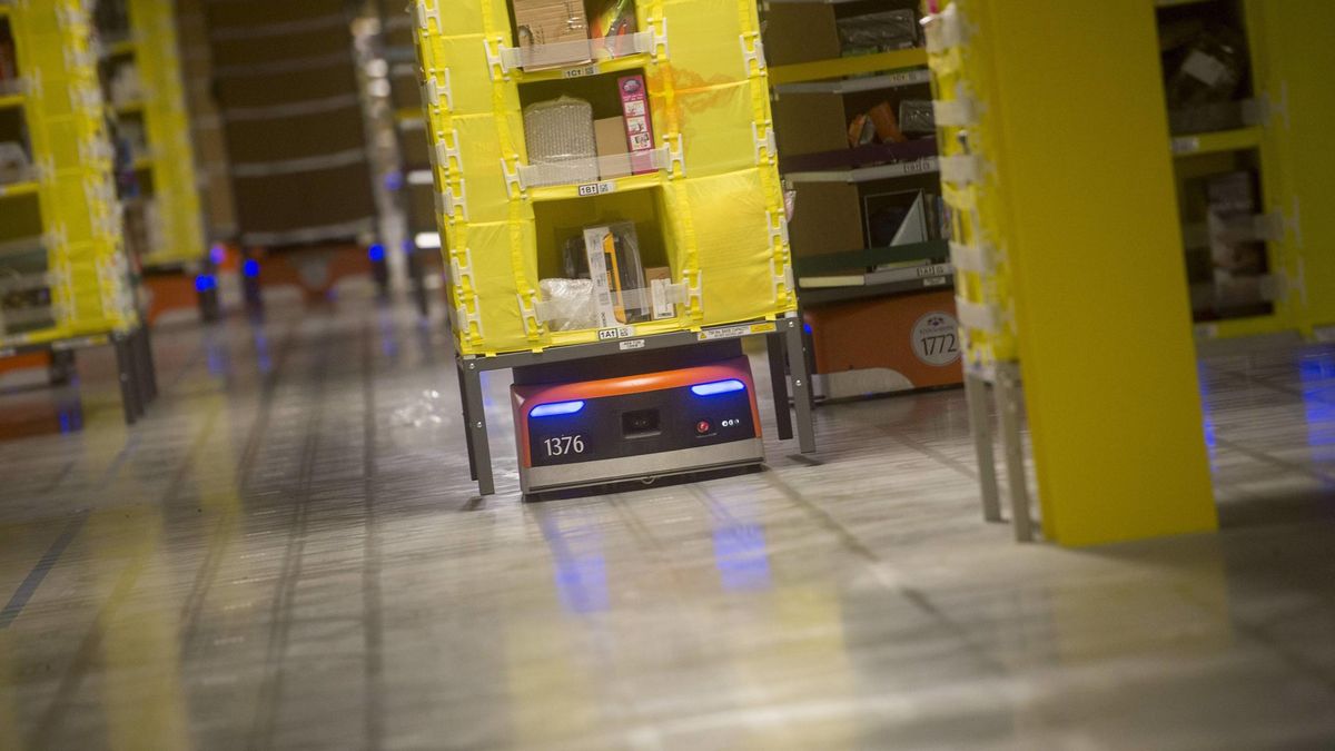 Amazon obliga a los empleados de almacén a llevar chalecos para no chocar con sus robots