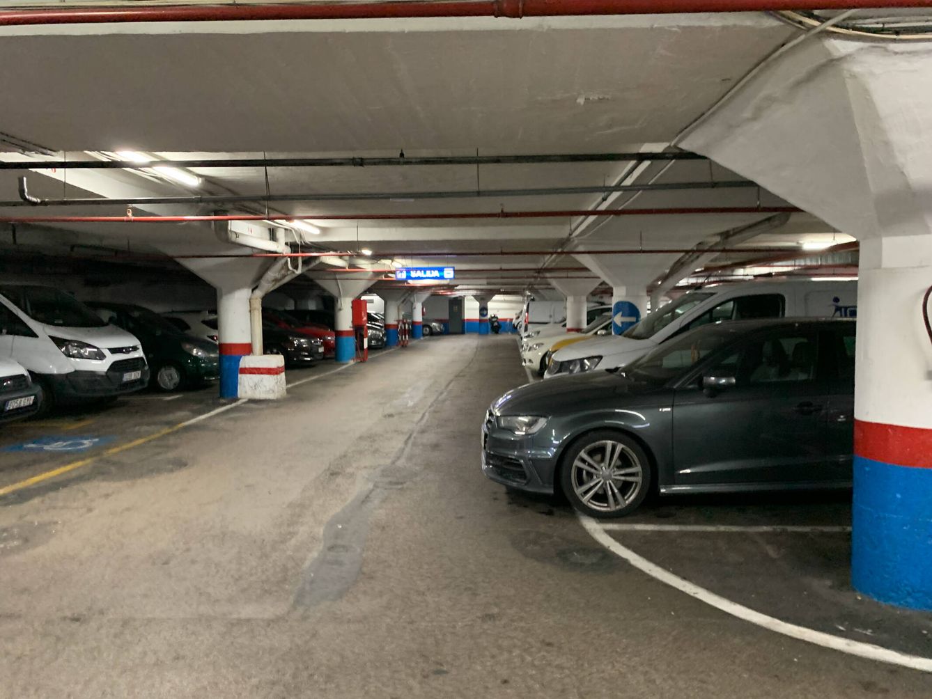 En el 'parking' de La Cebada, los coches superan el límite de las plazas (G. C.)